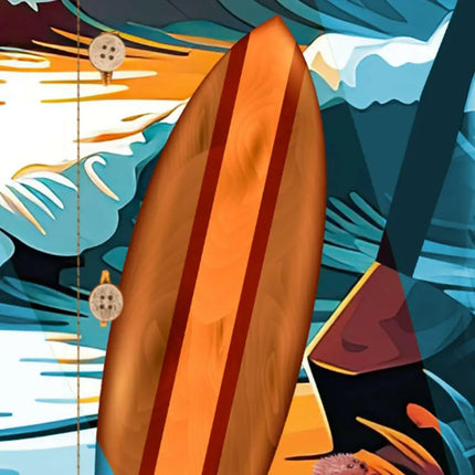 Nahaufnahme: orangefarbenes Surfbretter-Motiv auf Kurzarmhemd mit Tropenprint