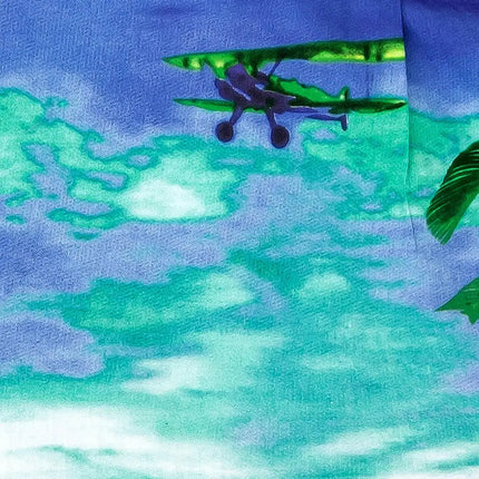 Detalle: estampado playero de mar y nubes con motivo de un avión negro