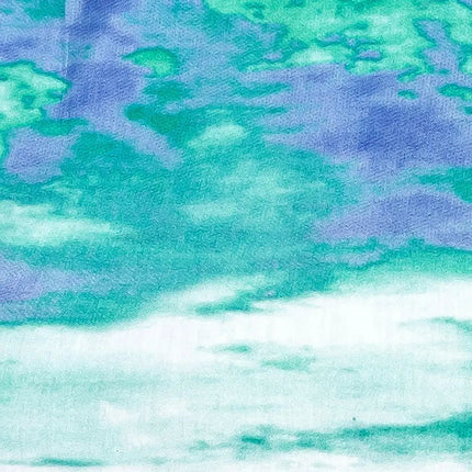 Detalle: tejido turquesa con olas y mar en estampado tropical