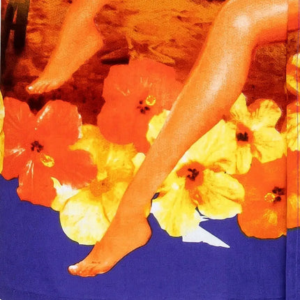 Detalle: zona inferior del estampado con piernas en la playa y flores amarillas