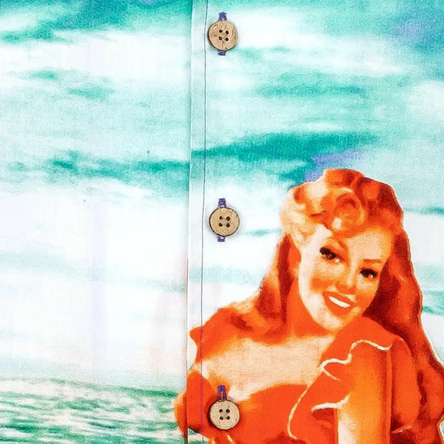 Detail: Knopfleiste mit vier Knöpfen am lila Kurzarmhemd, Beach-Girl-Motiv im Hintergrund