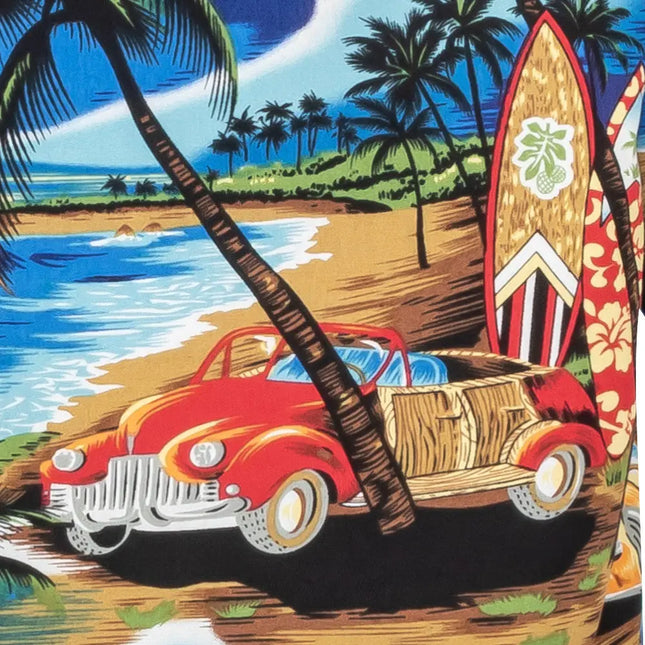 Nahaufnahme Strandhemd: Surfbretter, Strand und rotes Auto im tropischen Muster