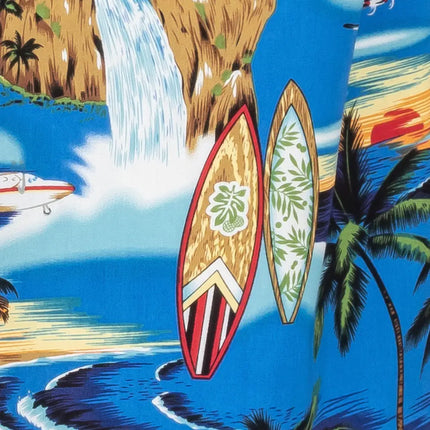 Nahaufnahme Strandhemd: zwei Surfboards, Palmen und blauer Himmel im Muster