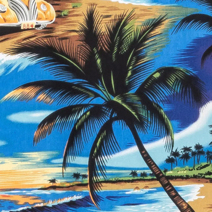 Nahaufnahme Strandhemd: große Palme mit buntem Strand- und Wasserverlauf im Motiv