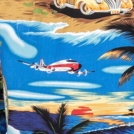 Nahaufnahme Strandhemd: Flugzeug über Meer, Wolken und Palmen im tropischen Print