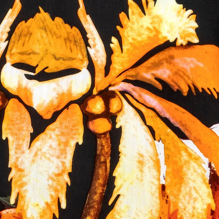 Druckdetail: Palmenzweige und Bierkrug-Motive auf schwarzem Hemdstoff, farbig.