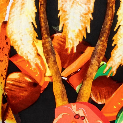 Druckdetail: Bierkrüge und orangefarbene Motive auf schwarzem Hemdstoff, farbig.