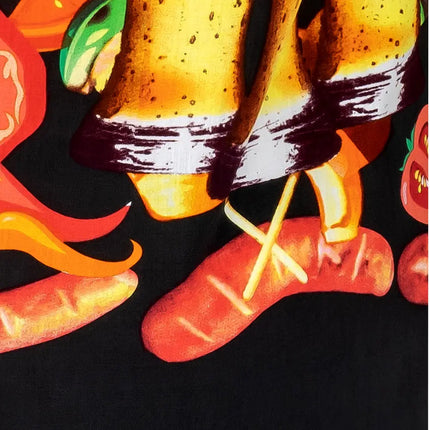 Druckdetail: Bierkrug-Sockel und orange/rote Grillmotive auf schwarzem Hemdstoff, farbig.