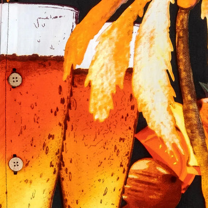 Nahdetail Vorderbereich: Knopfleiste mit braun-gelbem Print, schwarzes Hemd, farbig.