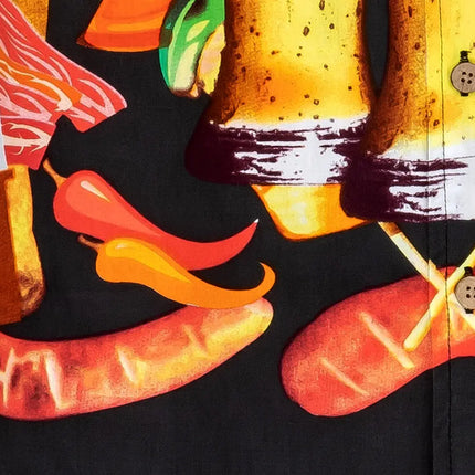 Druckdetail unten: orange/rote Grillmotive und Bierkrug-Ausschnitte auf schwarzem Hemdstoff.