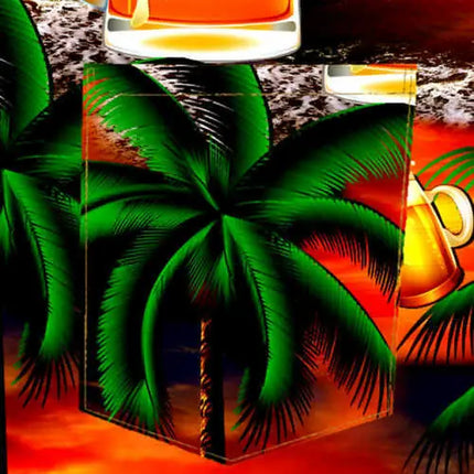 Detail van Hawaihemd: palmbladeren en bierpullen in een kleurrijk patroon