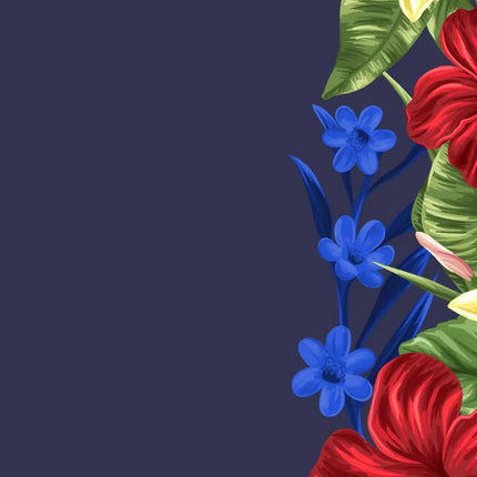 Teilansicht: Blumenprint am rechten Saum mit blauen Blüten auf dunkelblauem Hemd