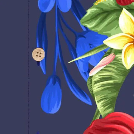 Detailaufnahme: Knopf und blaue Blumen/Blattmotive am Hemdärmel