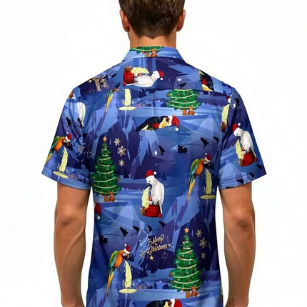 Vista posteriore della camicia a maniche corte con motivo natalizio blu e stampa di pappagalli, indossata da un modello
