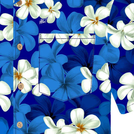 Teilansicht Hemd mit Knopfleiste und weißen Blüten auf blauem Muster