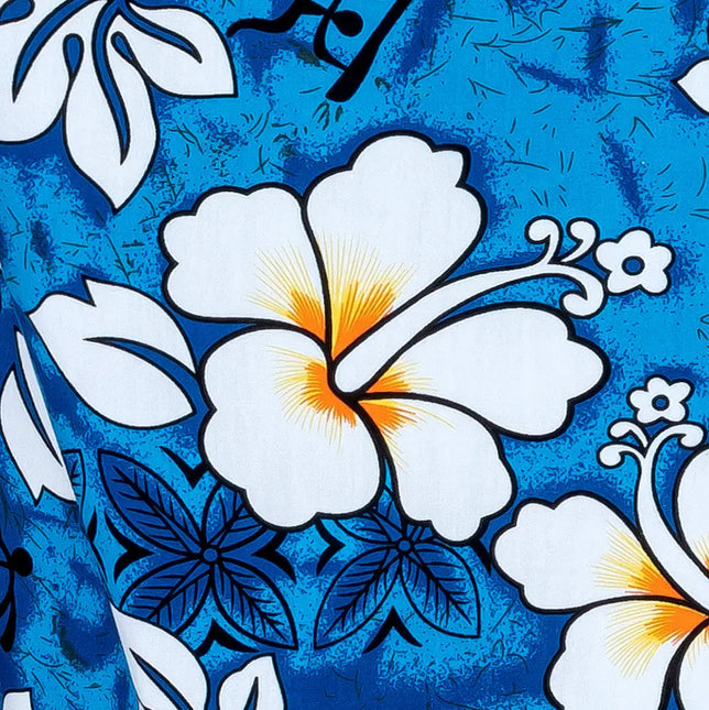 Nahaufnahme: blaues Stoffdesign mit weißen Blüten mit gelben Akzenten und floralen Linien.