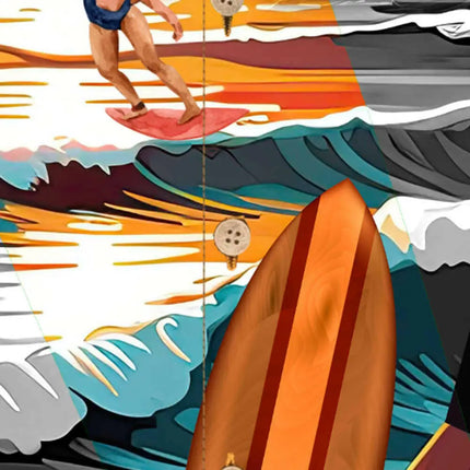 Kurzarmhemd mit buntem Surfmotiv, orangefarbenes Surfbord und türkis-blaue Elemente