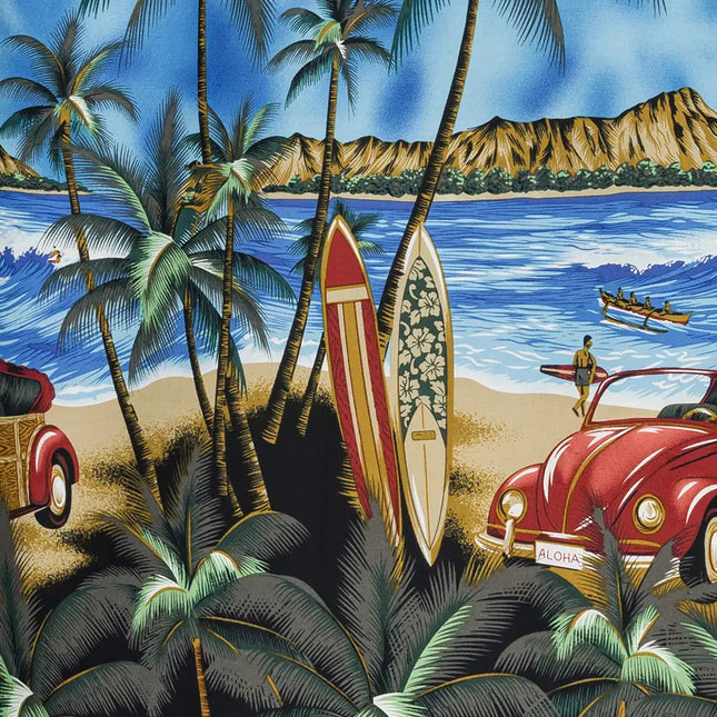 Tropenprint-Detail mit Palmen, Surfbrettern und rotem Oldtimer vor Strandkulisse.