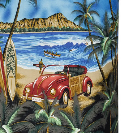 Nahaufnahme Tropenprint: roter Oldtimer, Surfbretter und Palmen am Strandmotiv.
