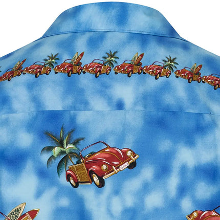 Detail am Kragenbereich: Reihe roter Oldtimer und Palmenprint auf blauem Stoff.