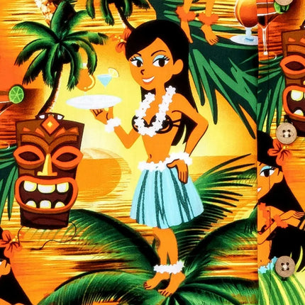 Camisa de manga corta con estampado hawaiano: mujer con vestido frente a esculturas tiki y palmeras