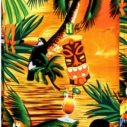 Camisa de manga corta con estampado hawaiano: estatua tiki, cóctel y palmeras en la playa