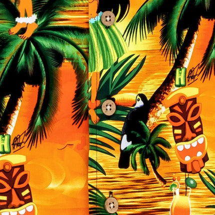 Camisa de manga corta con estampado hawaiano: vista lateral con tiki y palmeras