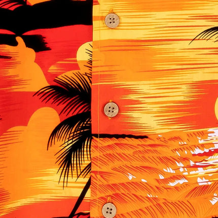 Nahaufnahme Knopfleiste am tropischen Hemd mit Palmenprint, orange Hintergrund