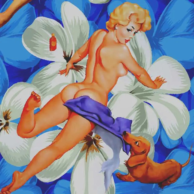 Nahaufnahme: blaues Hemd mit großer weißer Blüte und Pin-up-Motiv