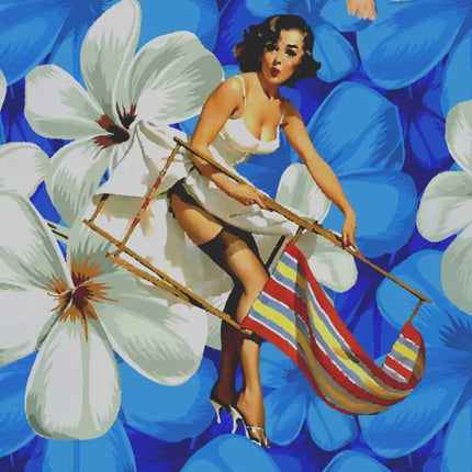 Blaues Hemd mit Pin-up-Motiv und weißen Blüten auf buntem Muster