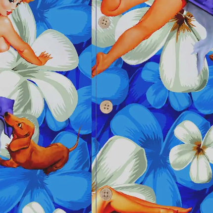 Blaues Hemd mit Knopfleiste und Pin-up-Motiv zwischen weißen Blüten