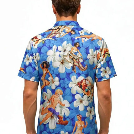 Rückansicht: blaues Kurzarmhemd mit Kragen und Pin-up-Blumenmuster