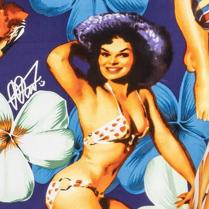 Nahaufnahme des Printmotivs: Frau im Bikini mit Blumen auf blauem Hintergrund