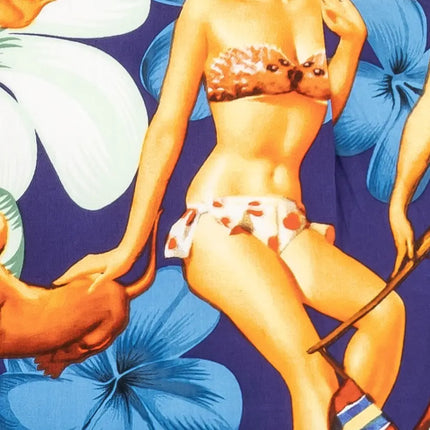 Nahaufnahme des Stoffdrucks: Bikini-Figur mit weißem Blütenmotiv
