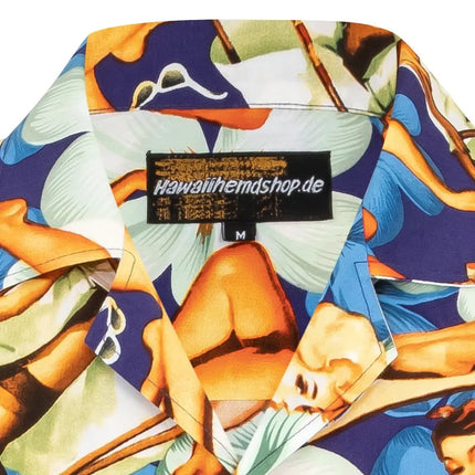 Innenlabel am Kurzarmhemd mit Flower-Girls-Print, sichtbare Webetikett-Aufschrift
