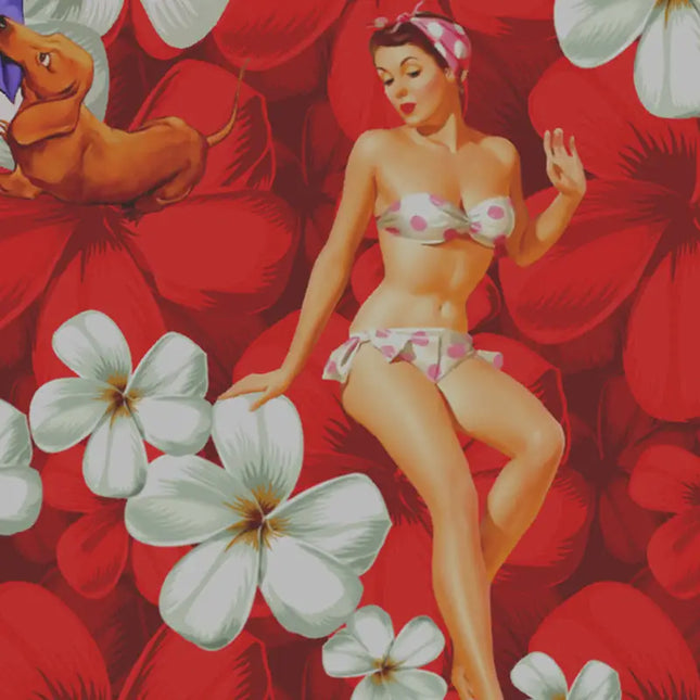 Detailansicht: rotes Hemd mit Pin-up-Motiv, gemusterten Blumen und gelben Akzenten