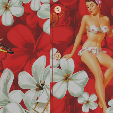 Detail der Knopfleiste: rotes Hemd mit Pin-up-Print und weißen Blumen