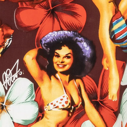 Ausschnitt vom Blumenhemd: Frau im Pin-up-Stil mit rotem Hut und weißen Blüten