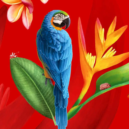 Dettaglio: motivo di pappagallo blu su tessuto rosso con fiori e foglie