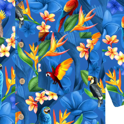 Stoffmuster auf blauem Stoff: Papageien, Blüten und tropische Pflanzen