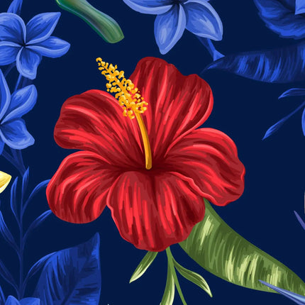 Detail: rode hibiscusbloem met gele meeldraad en groene bladeren