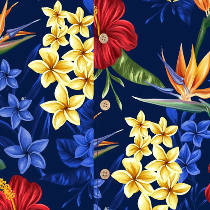 Close-up van de knoopsluiting met houten knopen en geel bloemenmotief op blauwe stof