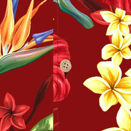 Close-up van de knoopsluiting op een rood overhemd met gele bloemen en oranje aronskelken