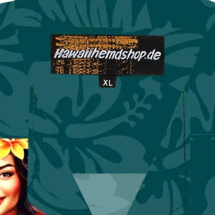 Hawaiihemd mit Größenetikett XL im Stoffbereich, tropisches Muster im Hintergrund