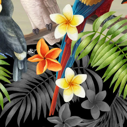 Hawaiihemd-Detail: Blumen und Palmenblätter im Vordergrund, Kakadu- und Vogelmotiv dahinter