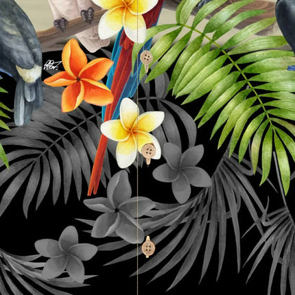 Hawaiihemd-Detail: schwarze Blätter mit Blumen und Vögeln, Schwerpunkt auf Unterkörper-Print
