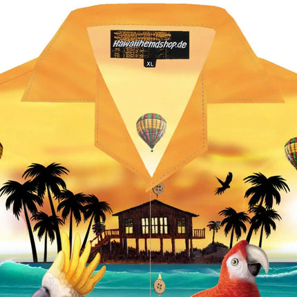 Hawaiihemd mit orangefarbenem Kragen und Tropenprint; Innenetikett am Ausschnitt sichtbar