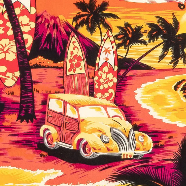 Detail vom tropischen Hemd: gelbes Oldtimerauto mit Sonne und Palmen am Strand