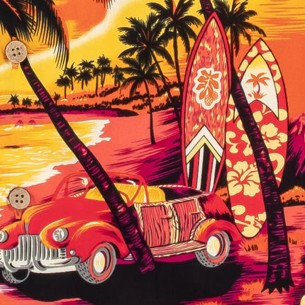 Detail vom Hemd: rote Surfboards und rotes Auto in tropischer Strandlandschaft
