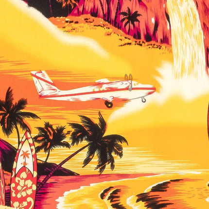 Detail vom tropischen Hemd: weißes Flugzeug über Meer und Palmen bei Sonnenaufgang